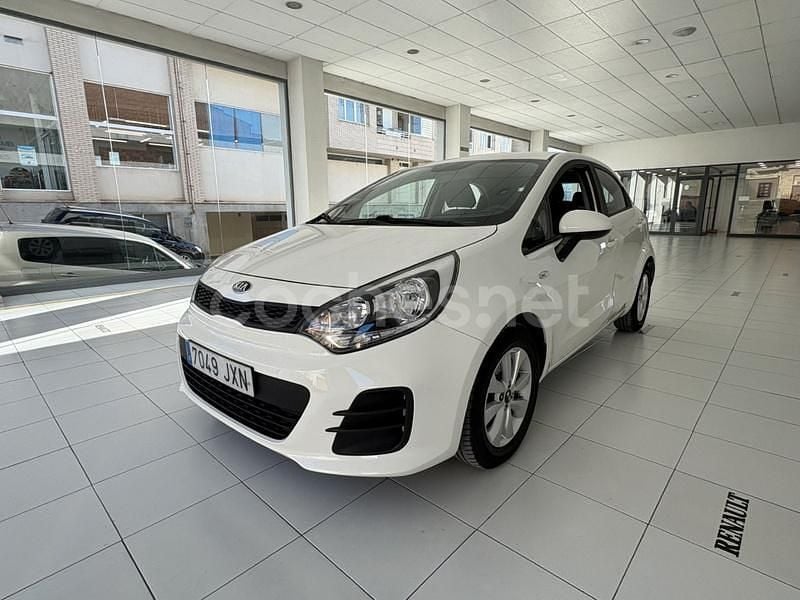 Blanco Usado 2017 Kia Rio Berlina | 9900 € (Un poco caro) - Imagen 1/4