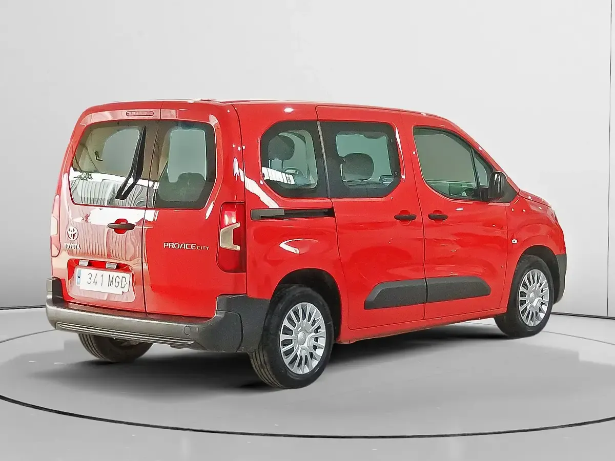 Usado Toyota Proace City City 131 CV (96 kW) 2023 Rojo Monovolumen