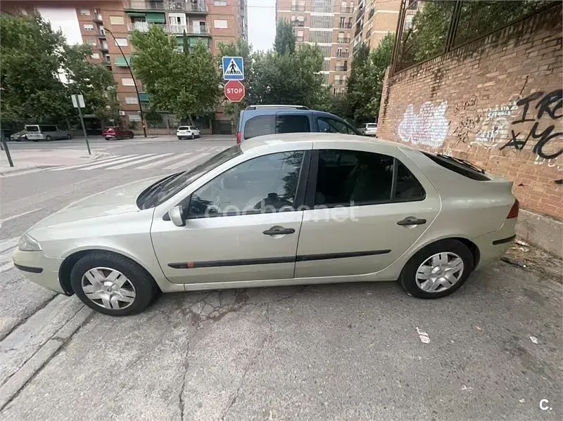 Usado Renault Laguna II Authentique 110 CV (80 kW) 2004 Gris / plata Berlina
