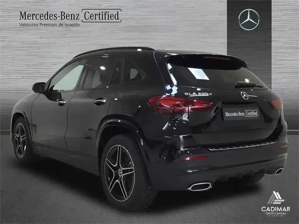 Usado Mercedes GLA200 150 CV (110 kW) 2025 Negro cosmos SUV