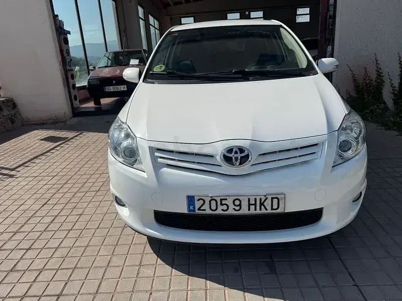 Usado Toyota Auris Active 90 CV (66 kW) 2012 Blanco Berlina