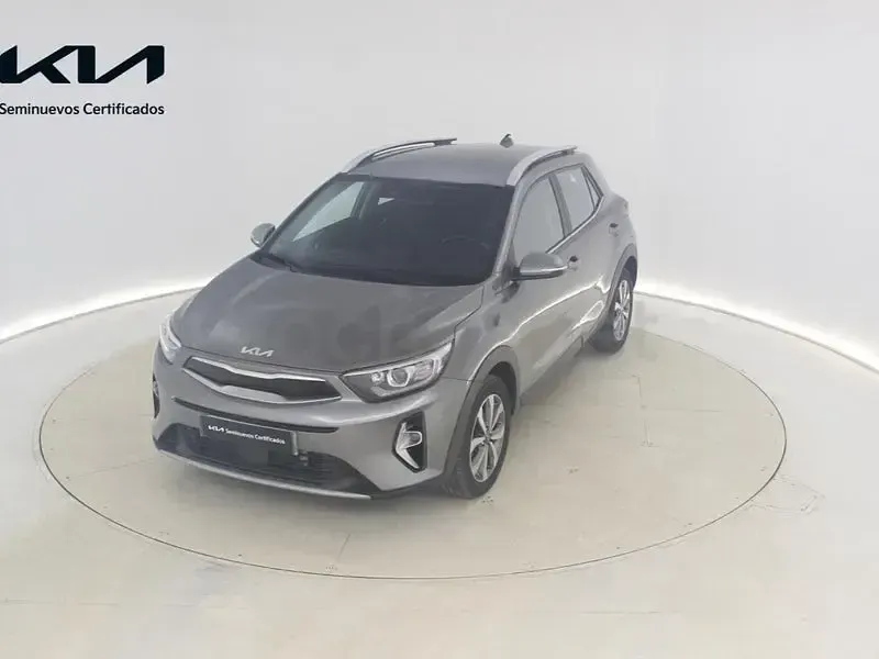 Usado Kia Stonic 100 CV (73 kW) 2025 Gris / plata SUV