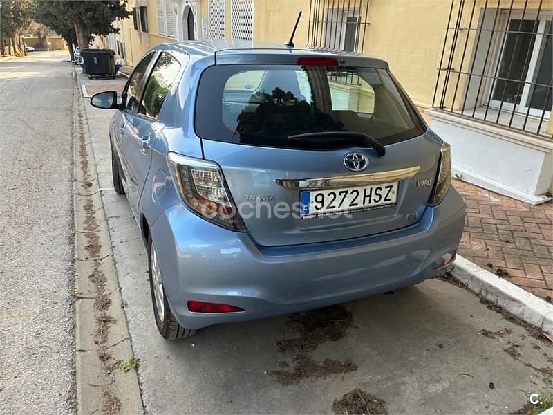 Usado Toyota Yaris Hybrid Active 100 CV (73 kW) 2013 Azul Berlina