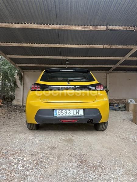 Usado Peugeot 208 Style 100 CV (73 kW) 2021 Amarillo Utilitario