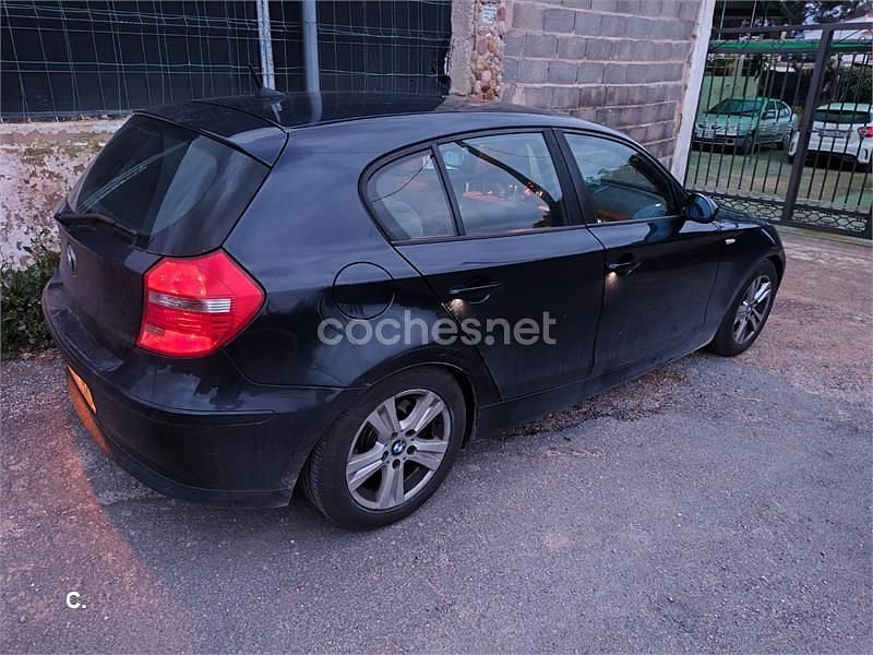 Usado BMW 118 122 CV (89 kW) 2007 Negro Utilitario