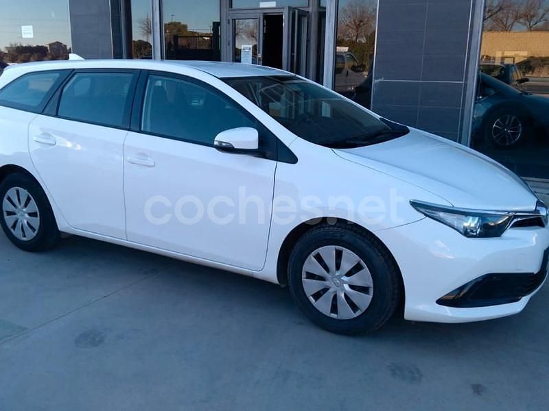 Usado Toyota Auris Active 90 CV (66 kW) 2017 Blanco Familiar