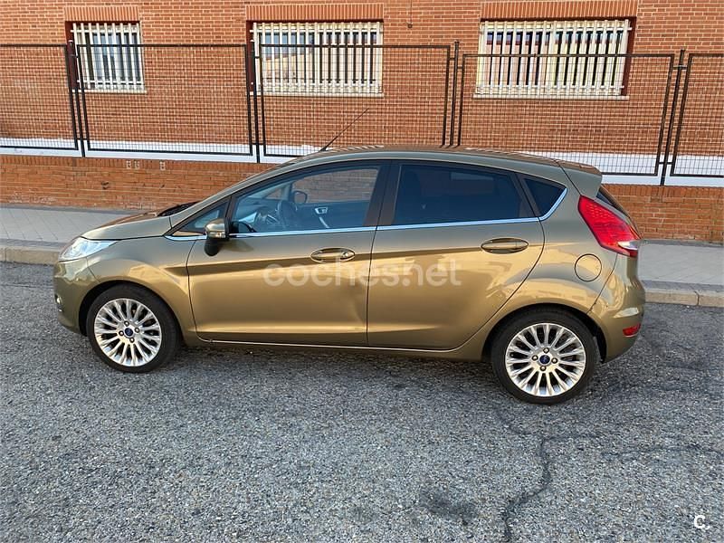 Usado Ford Fiesta Titanium 95 HP (69 kW) 2011 Castanho Citadino