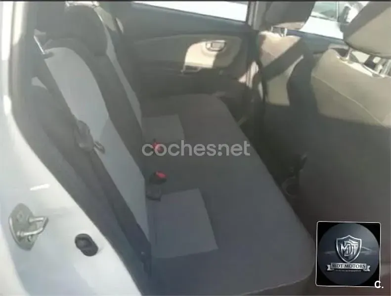 Usado Toyota Yaris Hybrid Active 100 CV (73 kW) 2019 Blanco Berlina