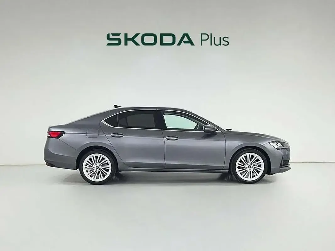 Usado Skoda Superb 150 CV (110 kW) 2026 Gris Berlina