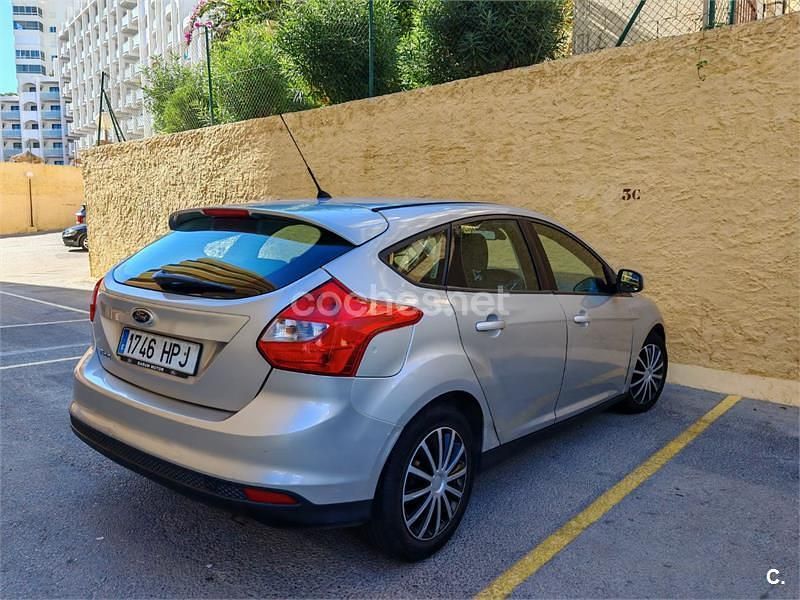 Usado Ford Focus Trend 125 CV (91 kW) 2013 Gris / plata Berlina