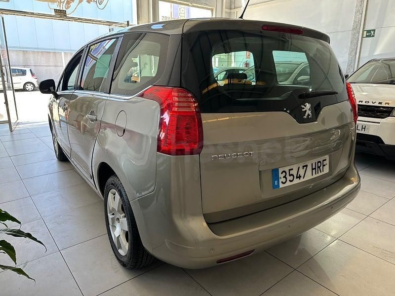 Usado Peugeot 5008 Style 115 CV (84 kW) 2013 Beige Monovolumen