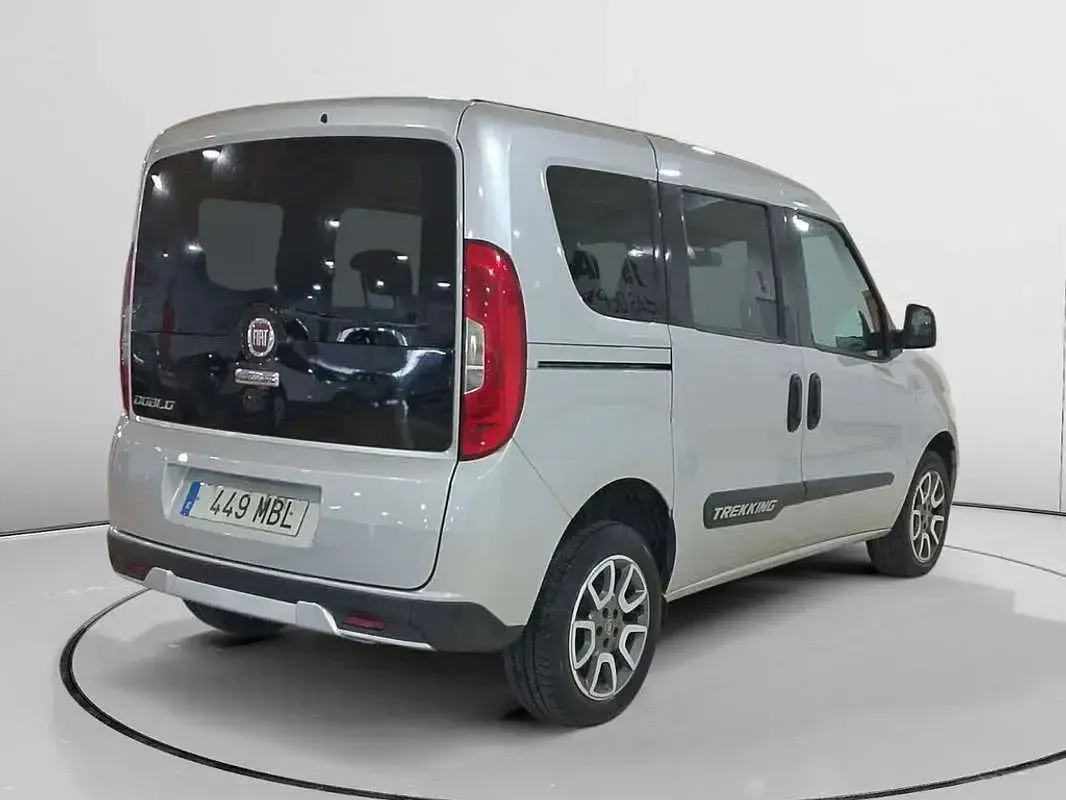Usado Fiat Doblò Trekking 121 CV (88 kW) 2022 Gris Monovolumen