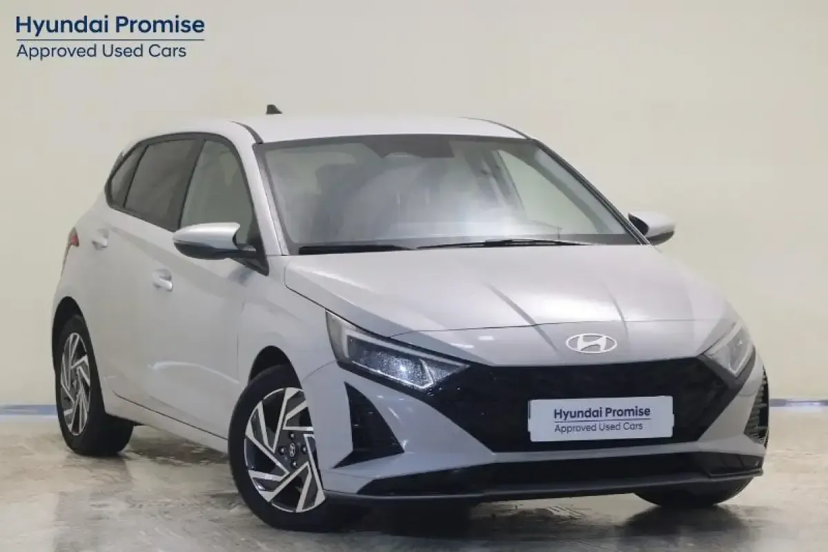 Usado Hyundai i20 100 CV (73 kW) 2025 Gris/plata Utilitario