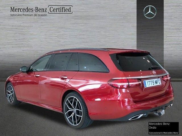 Usado Mercedes E220 AMG line 200 CV (147 kW) 2023 Rojo jacinto Familiar