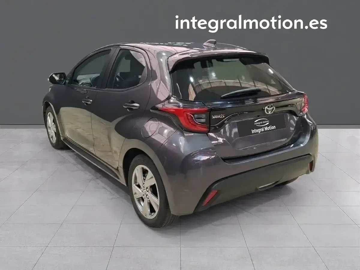 Usado Toyota Yaris Hybrid Active 115 CV (84 kW) 2025 Gris