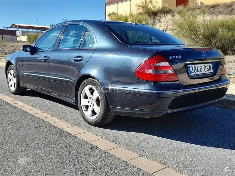 Usado Mercedes E280 Avantgarde 190 CV (139 kW) 2005 Azul Berlina