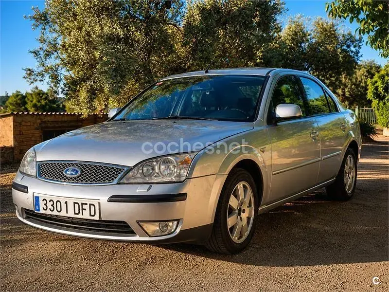 Usado Ford Mondeo Ghia 155 CV (114 kW) 2004 Gris / plata Berlina
