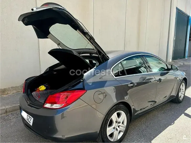 Usado Opel Insignia Essentia 110 CV (80 kW) 2010 Gris / plata Berlina