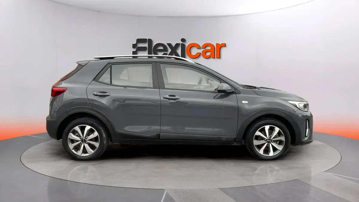 Usado Kia Stonic 101 CV (74 kW) 2021 Gris SUV
