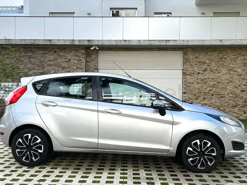 Usado Ford Fiesta Trend 82 CV (60 kW) 2013 Gris / plata Berlina