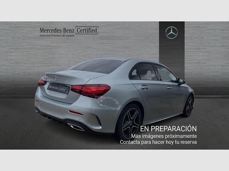 Usado Mercedes A180 AMG line 116 CV (85 kW) 2025 Plata hightech (metalizado) Utilitario