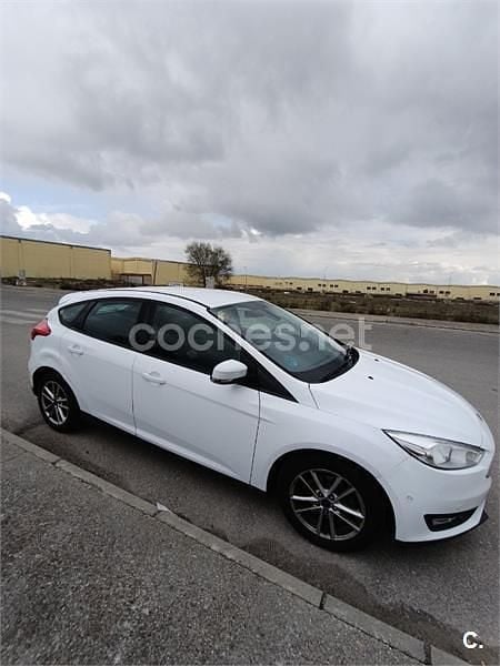 Usado Ford Focus Trend 125 CV (91 kW) 2016 Blanco Berlina