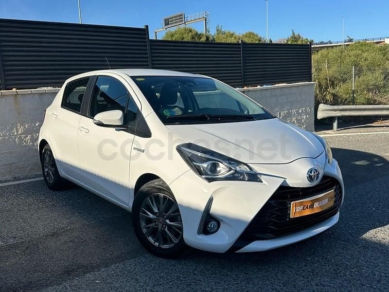 Usado Toyota Yaris Hybrid Advance 100 CV (73 kW) 2017 Blanco Berlina