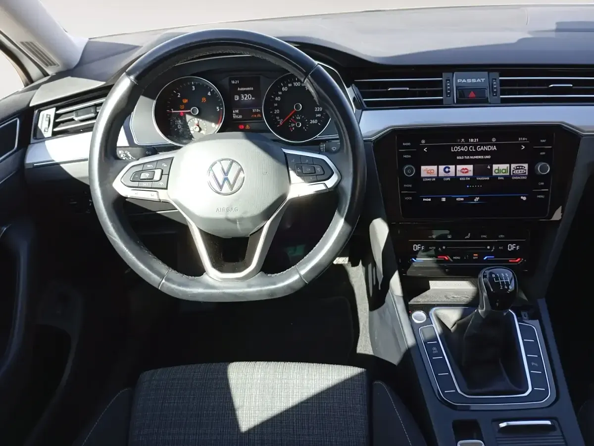 Usado VW Passat Executive 150 CV (110 kW) 2022 Blanco Familiar