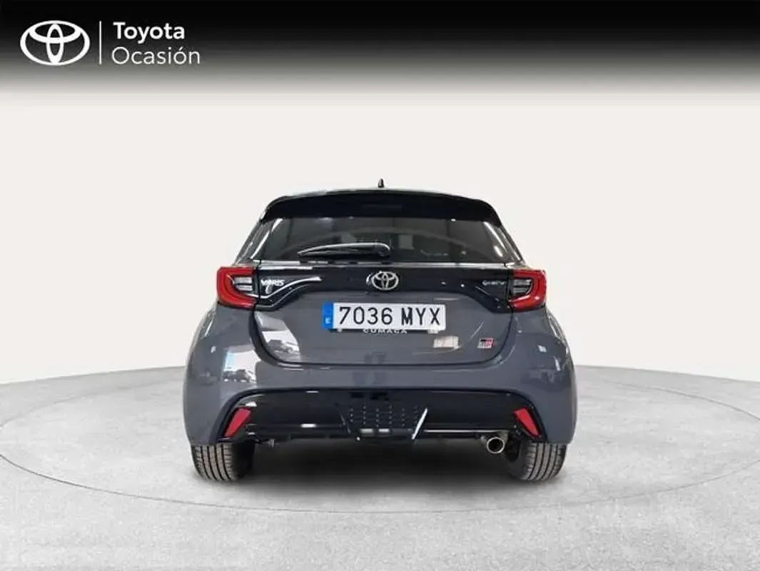 Usado Toyota Yaris Hybrid Sport 131 CV (96 kW) 2025 Gris Utilitario