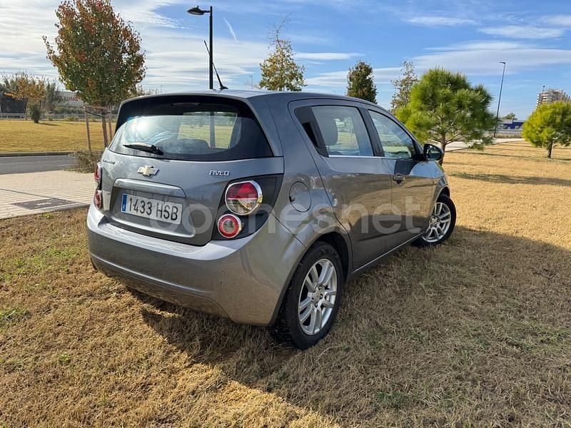 Usado Chevrolet Aveo LTZ 95 CV (69 kW) 2013 Gris / plata Berlina