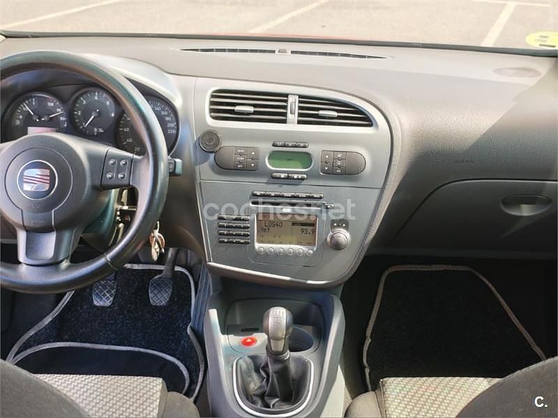 Usado Seat Leon Reference 105 CV (77 kW) 2008 Granate Utilitario