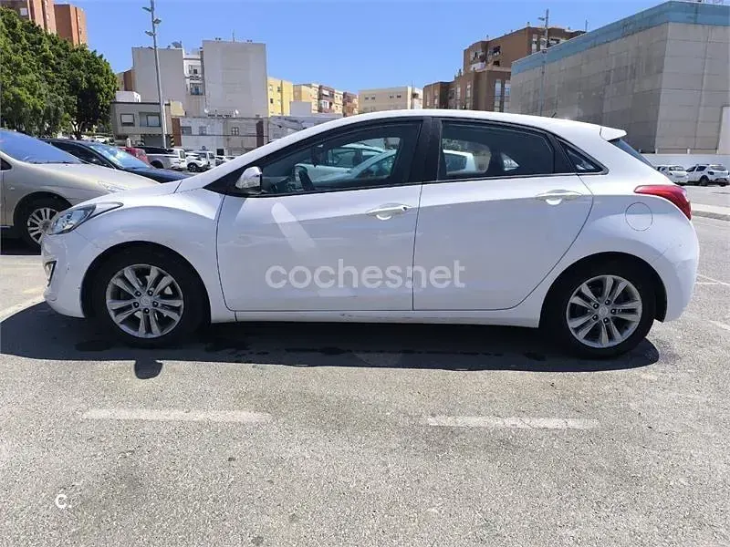 Käytetty Hyundai i30 90 HP (66 kW) 2013 Valkoinen Sedan