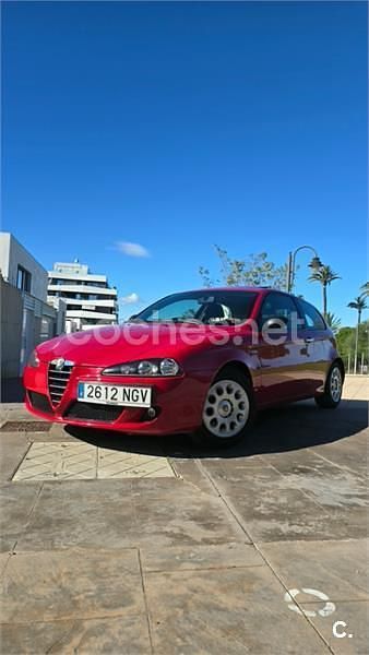 Rojo Usado 2005 Alfa Romeo 147 Utilitario | 4600 € (Buen precio) - Imagen 1/4