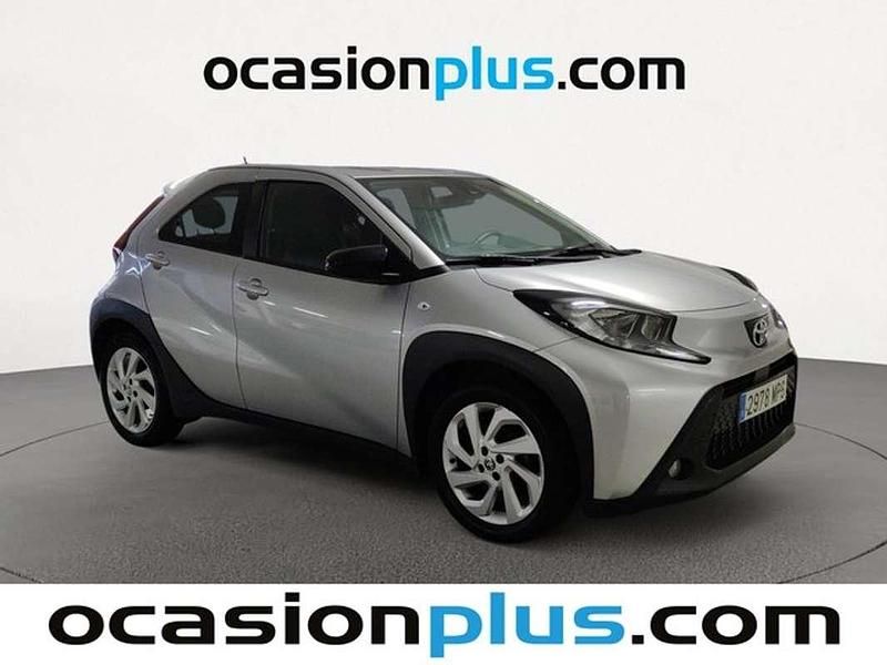 Usado Toyota Aygo Play 72 CV (52 kW) 2024 Gris Utilitario