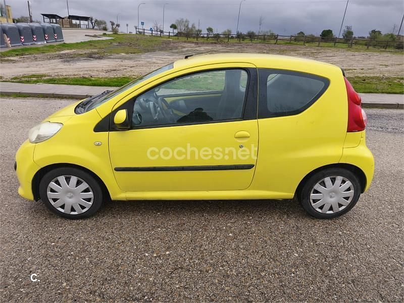 Usado Peugeot 107 68 CV (50 kW) 2006 Amarillo Utilitario