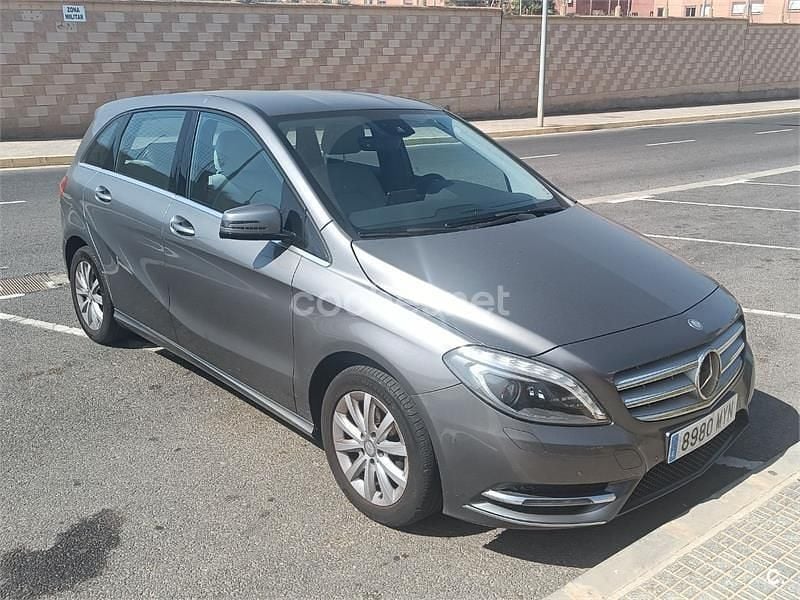Usado Mercedes B180 109 CV (80 kW) 2013 Gris / plata Monovolumen
