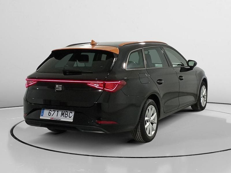 Usado Seat Leon Style 116 CV (85 kW) 2022 Negro Familiar