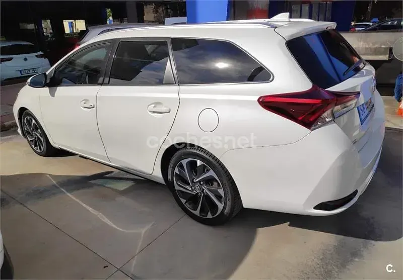 Usado Toyota Auris 112 CV (82 kW) 2016 Blanco Familiar