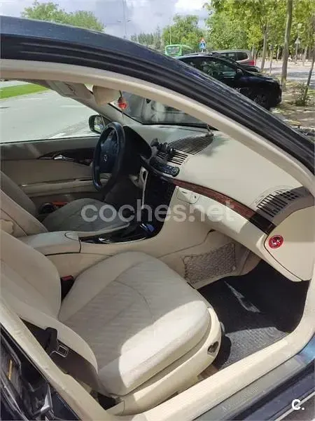 Usado Mercedes E220 Classic 143 CV (105 kW) 2003 Azul Berlina
