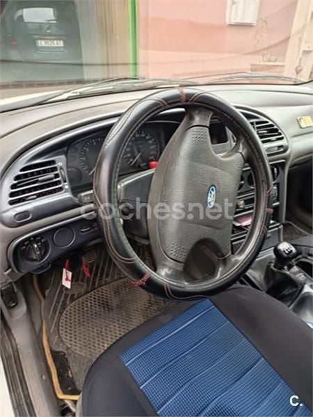 Usado Ford Mondeo Ghia 136 CV (100 kW) 1993 Blanco Familiar