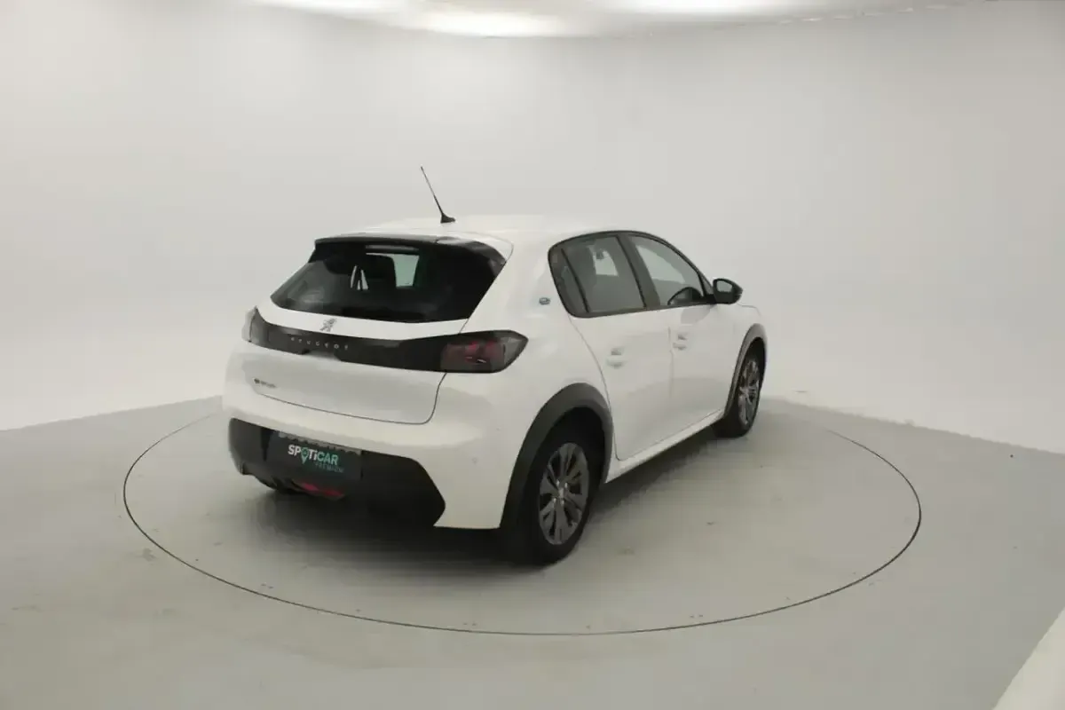 Usado Peugeot e-208 Active 100 kW (136 CV) 2023 Blanco Utilitario