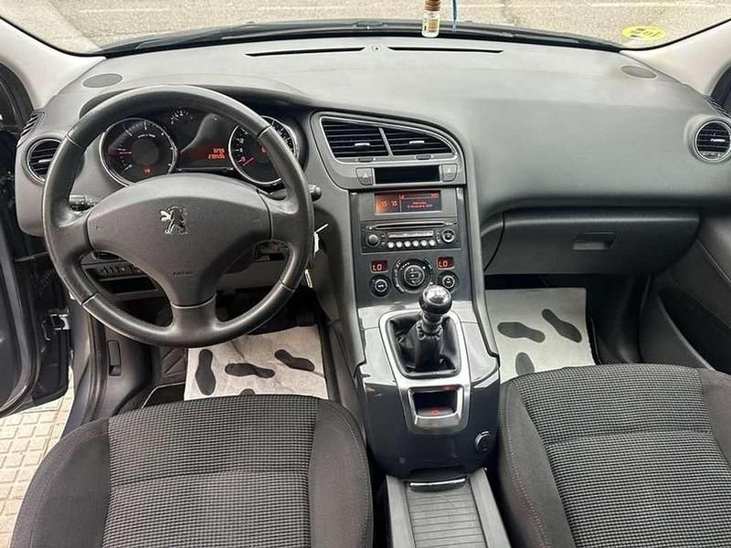 Usado Peugeot 5008 111 CV (81 kW) 2012 Gris Monovolumen