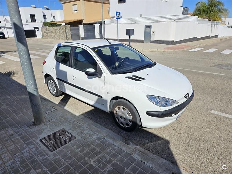Usado Peugeot 206 70 CV (51 kW) 2003 Blanco Berlina