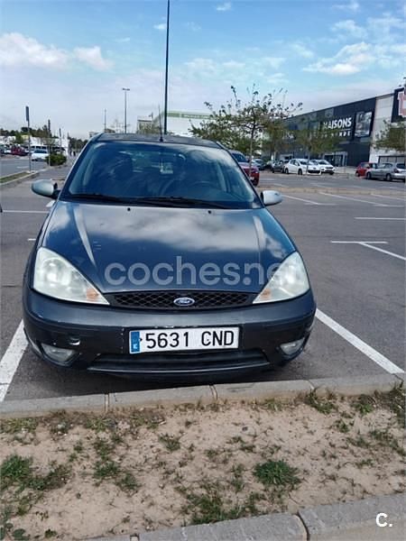 Usado Ford Focus Trend 100 CV (73 kW) 2003 Gris / plata Berlina