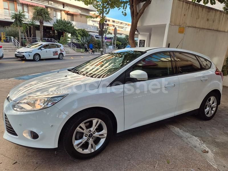 Usado Ford Focus Trend 115 CV (84 kW) 2014 Blanco Berlina