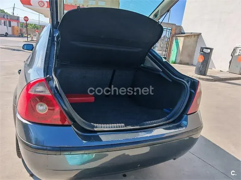 Usado Ford Mondeo Trend 115 CV (84 kW) 2003 Gris / plata Berlina