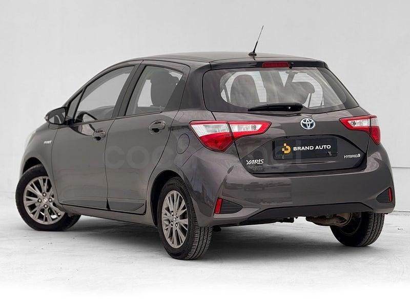 Usado Toyota Yaris Hybrid 100 CV (73 kW) 2017 Gris / plata Berlina