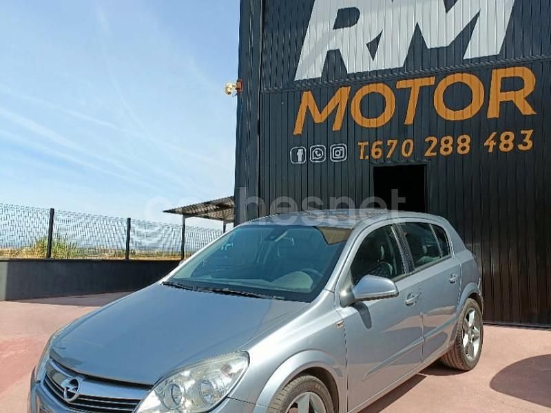 Gris / plata Usado 2009 Opel Astra Enjoy Berlina | 5750 € (Precio justo) - Imagen 1/4