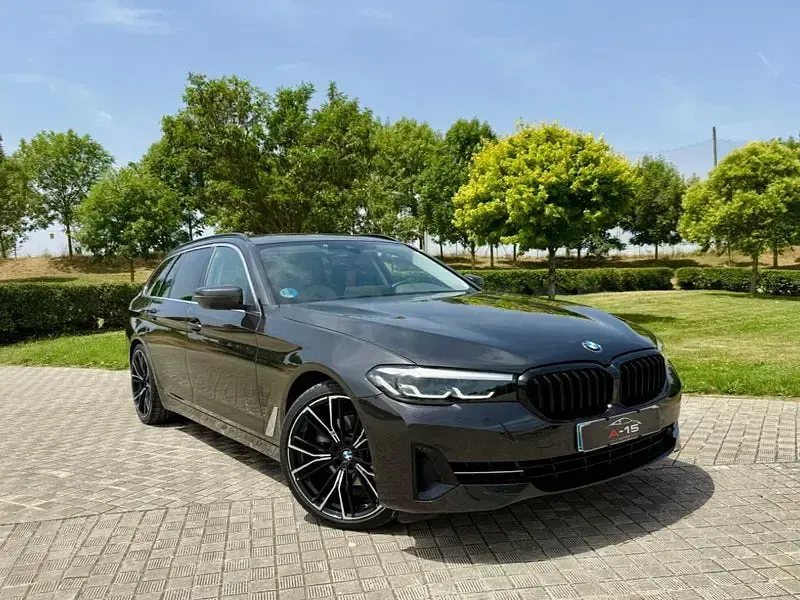 Usado BMW 520 Comfort Edition 190 CV (139 kW) 2023 Gris / plata Familiar