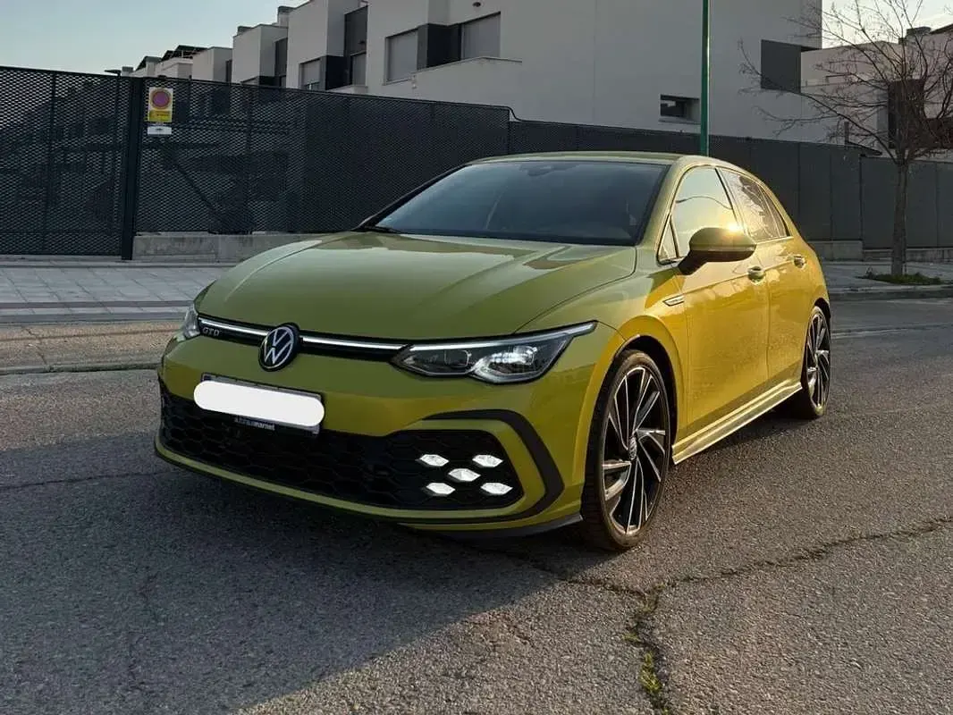 Usado VW Golf VIII R-line 150 CV (110 kW) 2022 Amarillo Utilitario